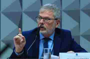 Ex-diretor do INSS nega vínculo político em depoimento à CPI